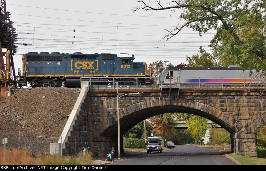 CSX 6212, NJT 4611 meet